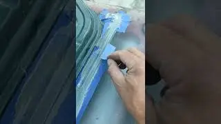 как нанести герметик на низа дверей