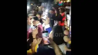 محمد رمضان يــ،،ـنـفـ ـ،عل علي المصورين بسبب الزحام في عـ،،ـز اء الفنان مصطفي فهمي