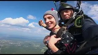 A4 и Ребята прыгнули с ПАРАШЮТА!!