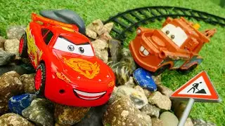Игрушки машинки Тачки - Молния Маквин застрял на рельсах! Видео про машинки для мальчиков