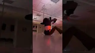 Инструктор по exotic pole dance Кристина в студии танца Queens, Минск