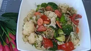 Полезная салат из цветной капусты и брокколи.