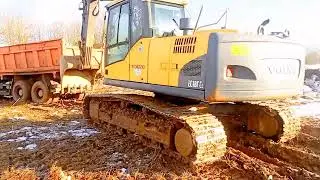 МАЗ буксует, ели выезжаем с карьера. Вытаскиваем МАЗ, коллеги