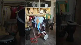 Как играть на джембе стоя. Традиционный подвес на стропу.