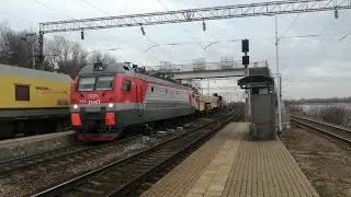 Электровоз ЭП1М 734 с хозяйственным поездом.