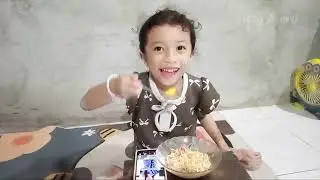 Makan Mie Seblak Enak Mantul