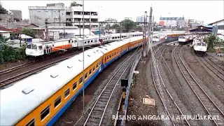 Keramaian Lalu Lintas Kereta Api di Stasiun Jatinegara