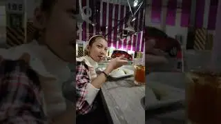 Makan di Solaria Sambil Menunggu Mobil.