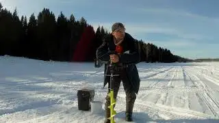 Китайская дрель NANWEI  в работе, лунок бурит всё больше.