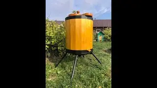 Откачка меда в деревянной медогонке