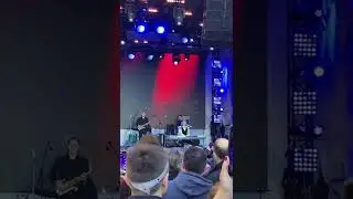 Дмитрий Маликов исполняет одно из своих произведений на фортепиано👏