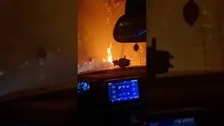 Как в фильме ужасов. В Турции машина едет сквозь горящий лес
