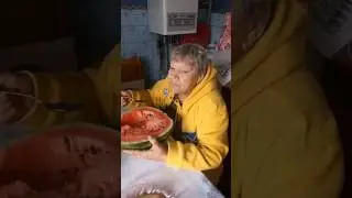 МОЯ БАБУШКА КАК АРИСТОКРАТ АРБУЗ ЕСТ ТОЛЬКО ЛОЖКАМИ🤣🤣