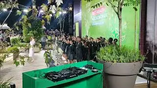 Под живое выступление хора Zolani Youth Choir из ЮАР состоялся показ одежды российских дизайнеров