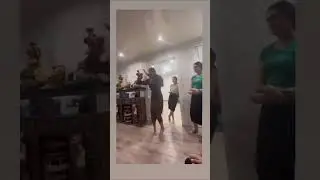 Молоденькая цыганка танцует дома 🥰