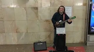 Юрий Арцызов - Верить в себя - #музыкант жизнеутверждающе спел свою #авторскую_песню в #метро Москвы