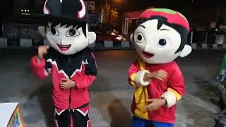 di jalan raya badut berjoget