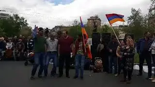 Ֆրանսիայի հրապարակում երգում եւ պարում են