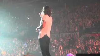One DIrection Sheffield 10/30/15 Harry helps with your shoes Niall