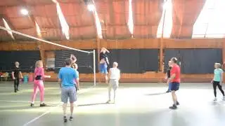 Спортивная разминка в перерыве между занятиями на семинаре