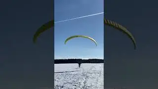 Пилот вовремя не затормозил крыло, дал крылу обогнать себя / did not slow down the wing in time