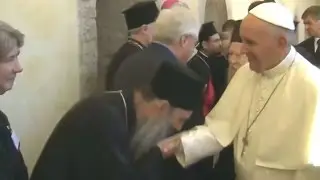 Izdaja PRAVOSLAVLJA! Porfirije ljubi ruku papi srbomrscu!