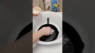 Чистка чугунной сковородки. 