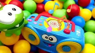 Jogos na piscina de bolinhas! Om Nom Português Brasil. Vídeo de brinquedos para crianças.