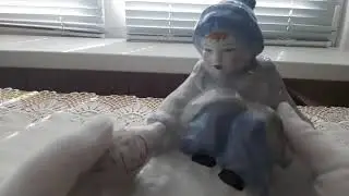 Мальчик, кормящий голубя. Барановка. Фарфоровая статуэтка СССР.