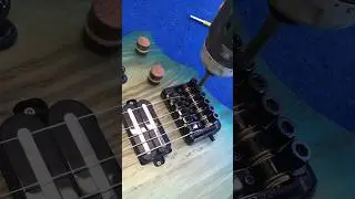 Быстрая замена струн на безголовой гитаре.