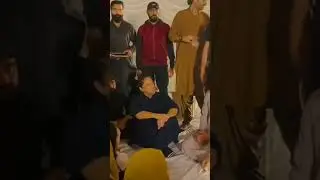 عمران خان کی کارکنوں کے ساتھ زمان پارک کے باہر افطاری