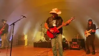 Jackson Taylor & The Sinners “Makeup & Faded Bluejeans”