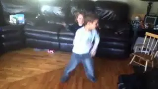 Les enfants danse sur du colonel