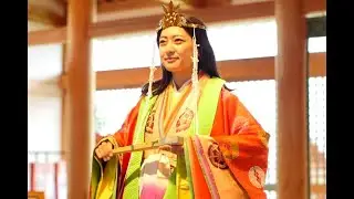 Let's relive this shimmering and illusory age of Japan, 1000 years ago. [commentary of a curator]