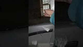 выбил стекло в тачке))