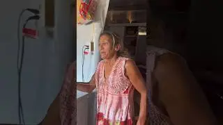 A água sanitária tá correndo dentro de casa