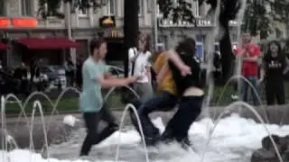 Россия: я горжусь (купание в фонтане)