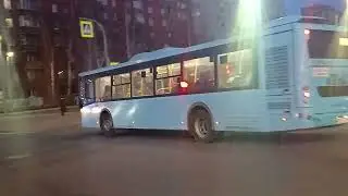 Автобус заворачивает