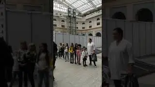 За кулисами перед репетицией показа на Stilnyashka Fashion Show на Moscow Fashion Week 26.10.2019