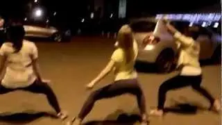 devushki krasivo dvigayut popkami / move the ass