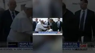 Папа Римский передаёт "благословение"