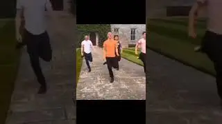 мужики танцуют
