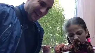 Каха за ребёнком присматривает!