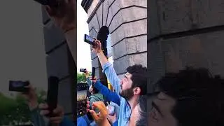 🍀5月2日的上海外灘，不僅有國內各省遊客，還有全球各國慕名者的加持；一輩子沒感受過擁擠滋味的他們，在驚嘆中一起匯入人流～