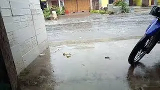 #hujan lagi lagi kau jebak aku di situasi yang seperti ini