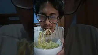 iki lur ■ Makan mie pangsit sedap
