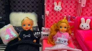 Sleepover and fun games with Elsa and Anna toddlers
