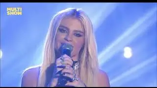 Luisa Sonza cantando a música da Ariana Grande 