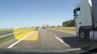 Диван на дороге