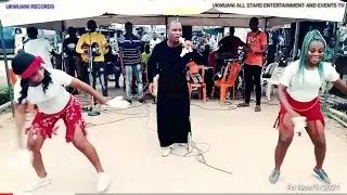 Amuma De Great blast Ukwuani Highlife on stage at Utagba-Ogbe ©2021